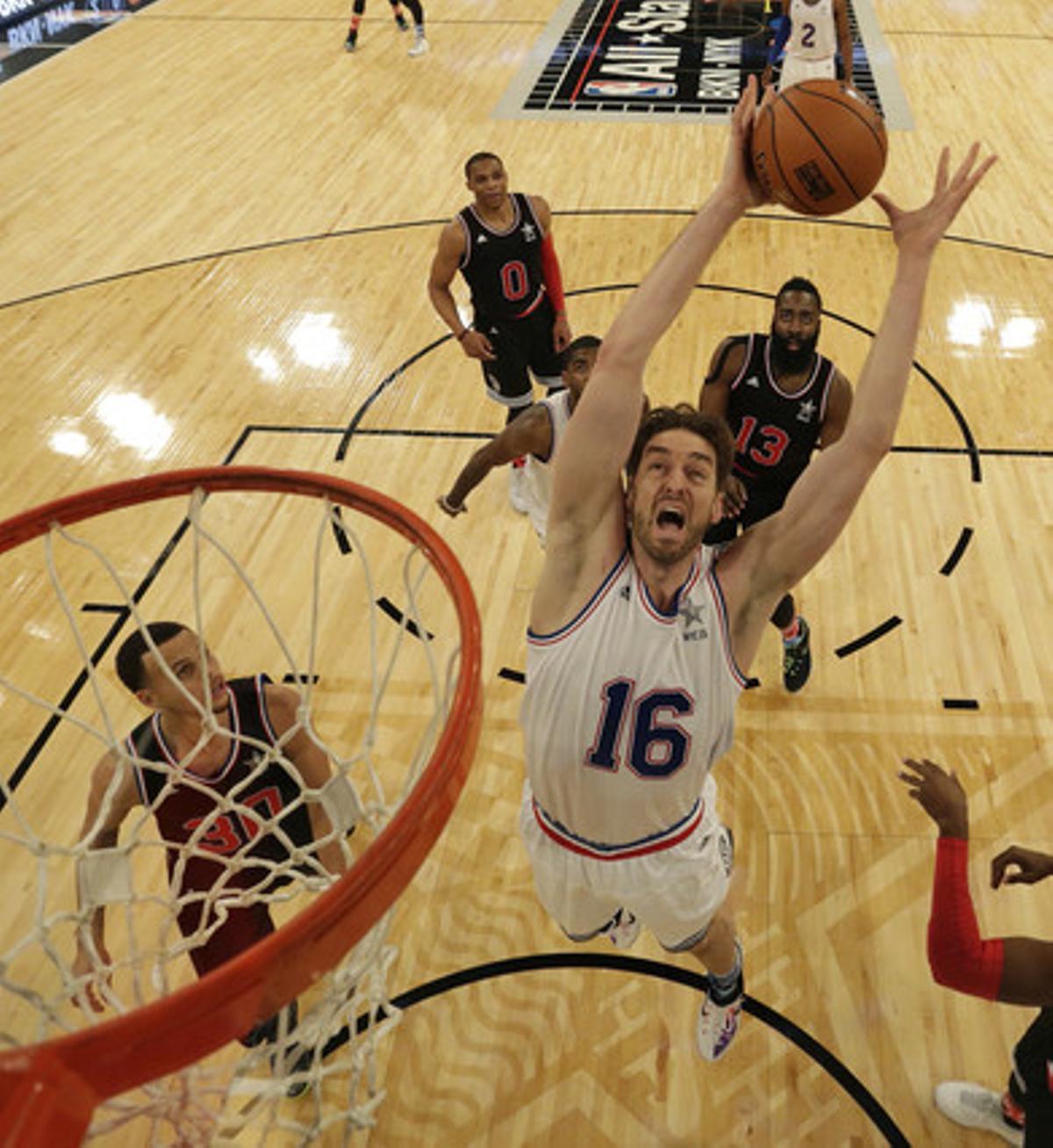 Pau Gasol recull un rebot, durant el partit de l’All Star.