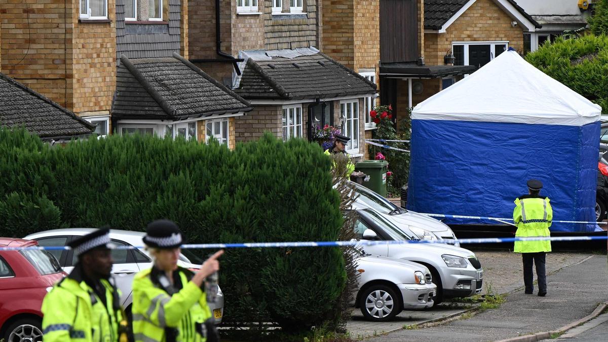 La policía londinense en el lugar de se produjo un triple asesinato.