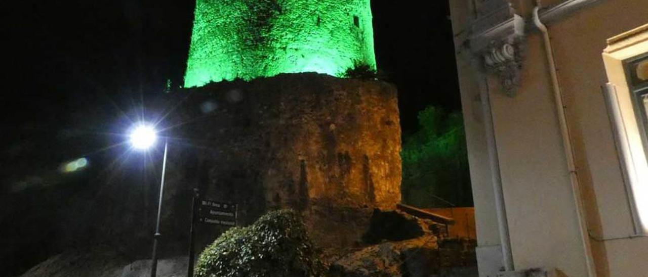 La torre de Pancar iluminada, ayer.