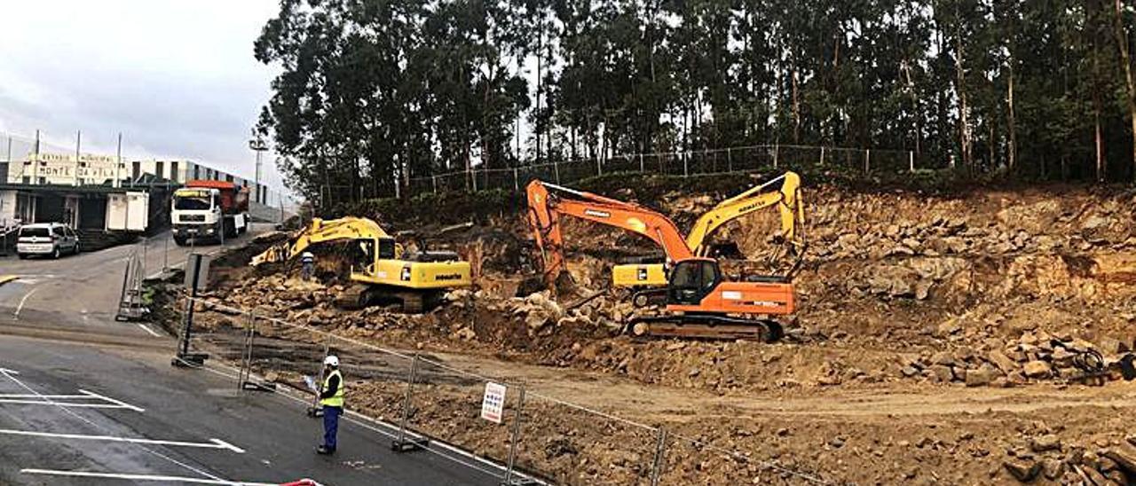 Otoño de 2019: Movimiento de tierras. Fue hace justamente dos años cuando comenzó la compleja explanación de terrenos en Monte da Vila. Aquello era el germen de una obra por la que suspiraba O Grove desde varias décadas antes, aunque el lugar elegido no resultara del agrado de todos. El edificio empezó a levantarse en una ladera de Monte da Vila, cerca del campo de fútbol y la Casa da Cultura.