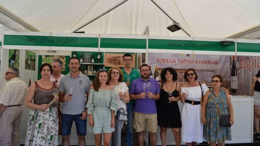 Asistentes a la feria del vino, en Verín.  // FdV