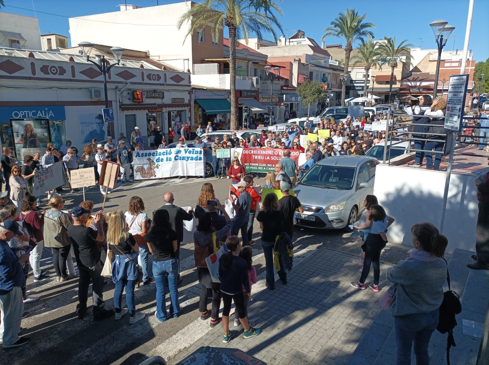 Manifestación por unas aceras accesibles en La Canyada