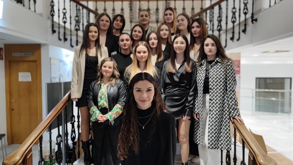 La nueva Reina de las Fiestas de Utiel, Aitana Junquero, junto a sus damas de honor