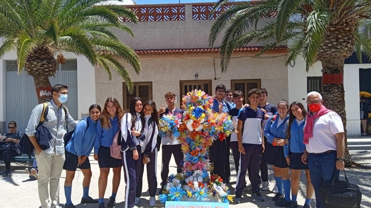 El colegio Virgen del Mar hace su primera cruz de mayo