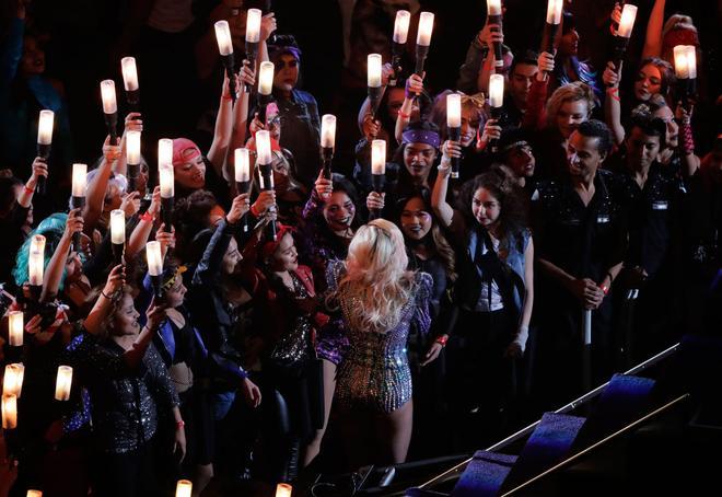 Lady Gaga se acercó al público durante la final de la Super Bowl 2017
