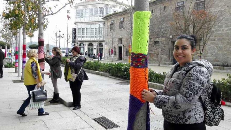 El &quot;yarn bomber&quot; llega a la alameda Carabela Pinta de Baiona