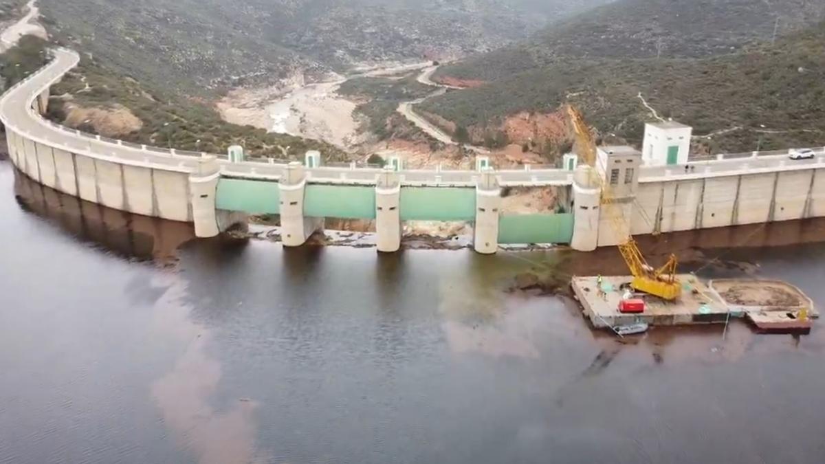 Trabajos de limpieza en el embalse de Forata