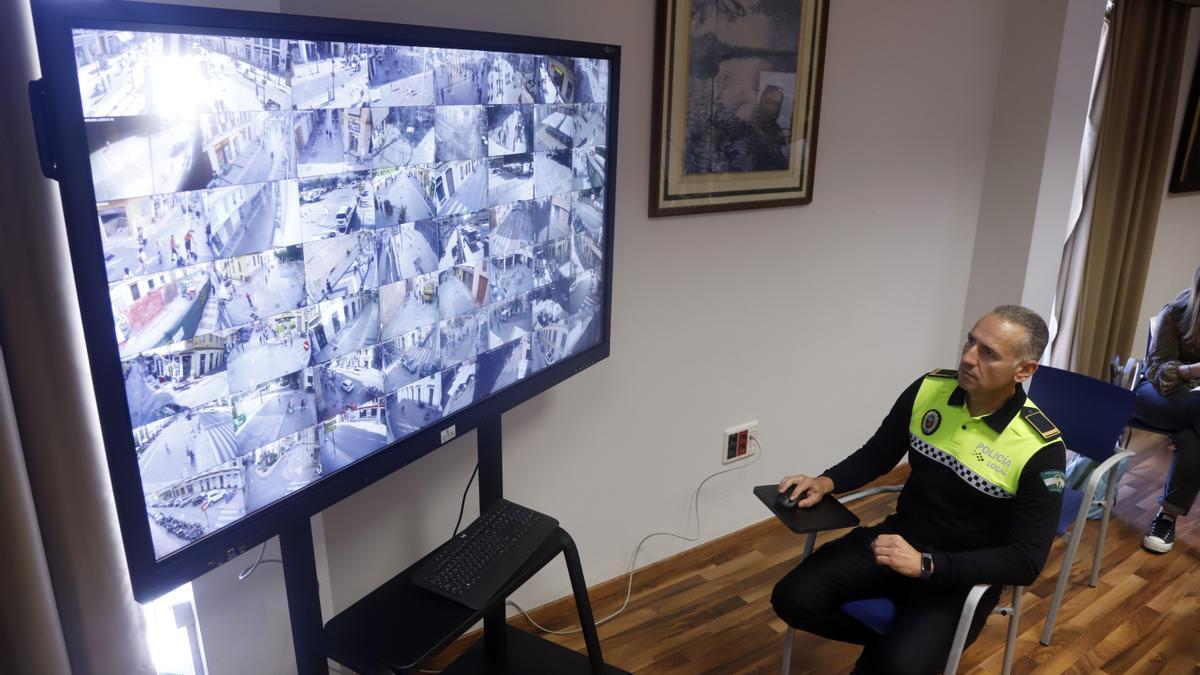 El oficial del Grupo de Informática en la Policía Local de Málaga, Ricardo Fernández, controlándo las cámaras de videovigilancia.
