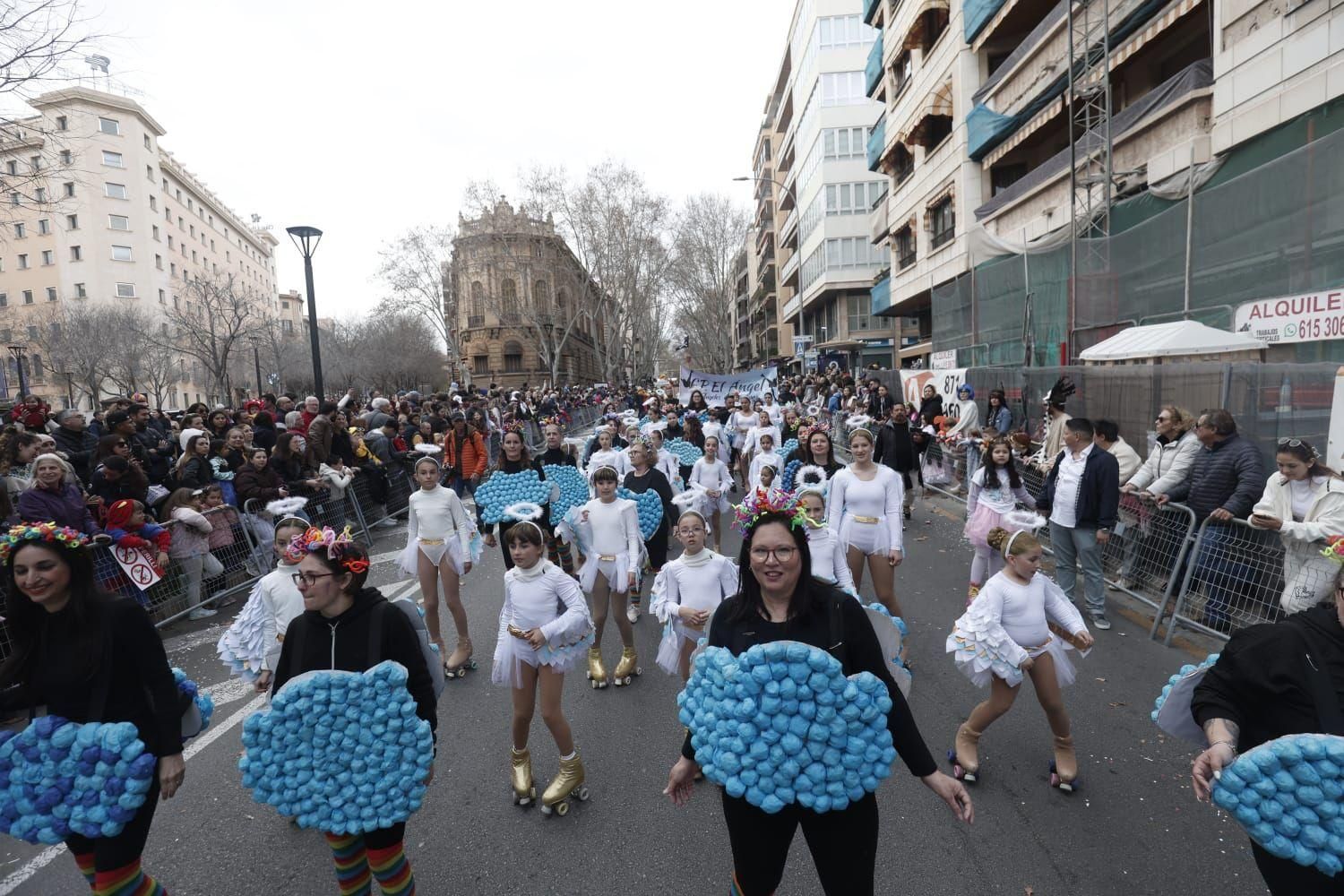 Karneval 2025 Mallorca: Bunte Verkleidungen und Forderungen gegen Immobilienspekulation
