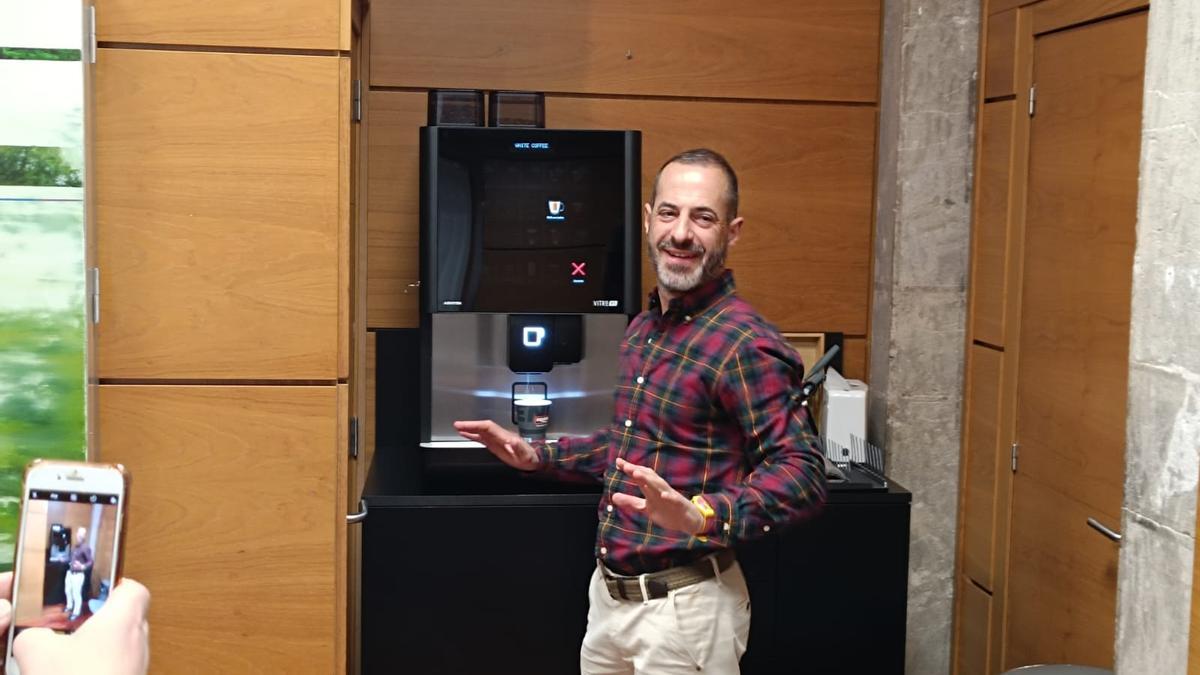 Ángel García, esta mañana, ante la cafetera.