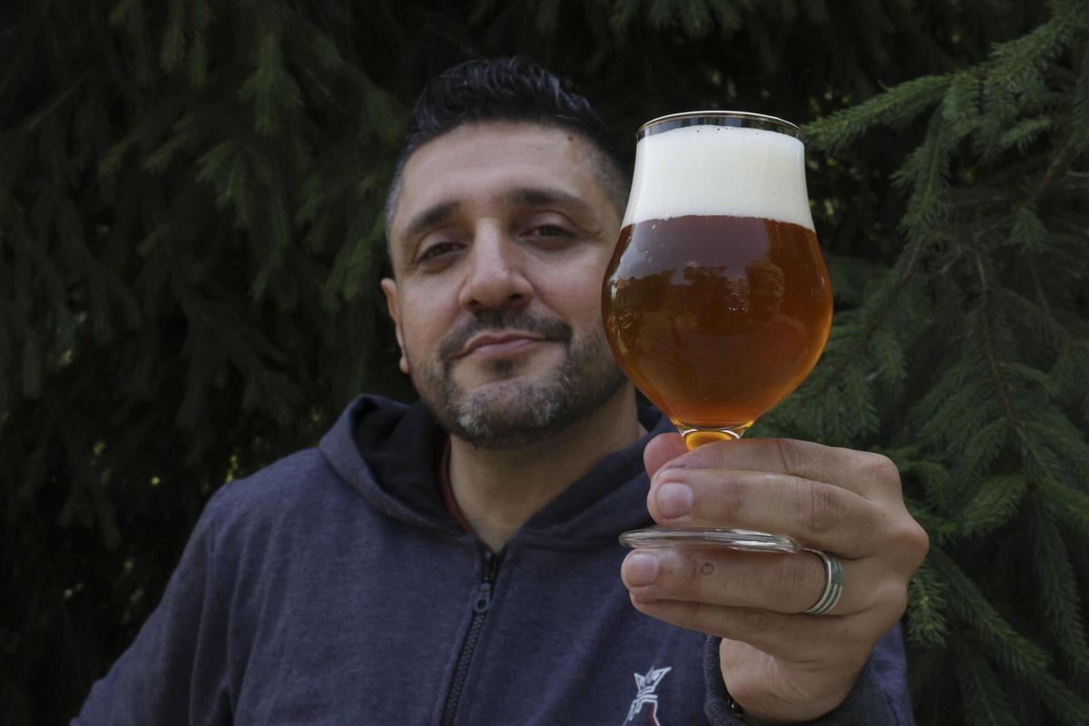 Ricardo Aftyka, brindando con cerveza.