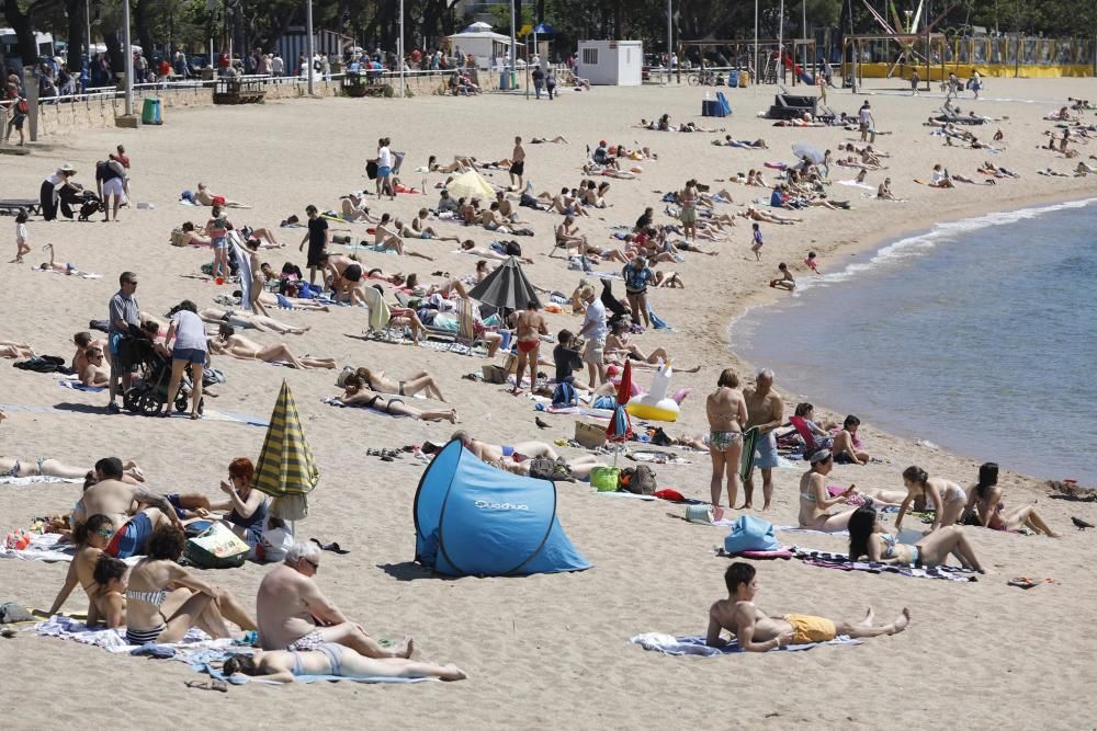 Les altes temperatures omplen de banyistes la Costa Brava