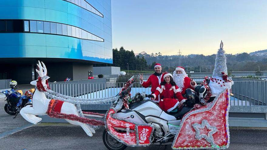 Papa Noel tampoco se resiste a la Navidad viguesa: adelanta su visita y deja regalos en el Cunqueiro