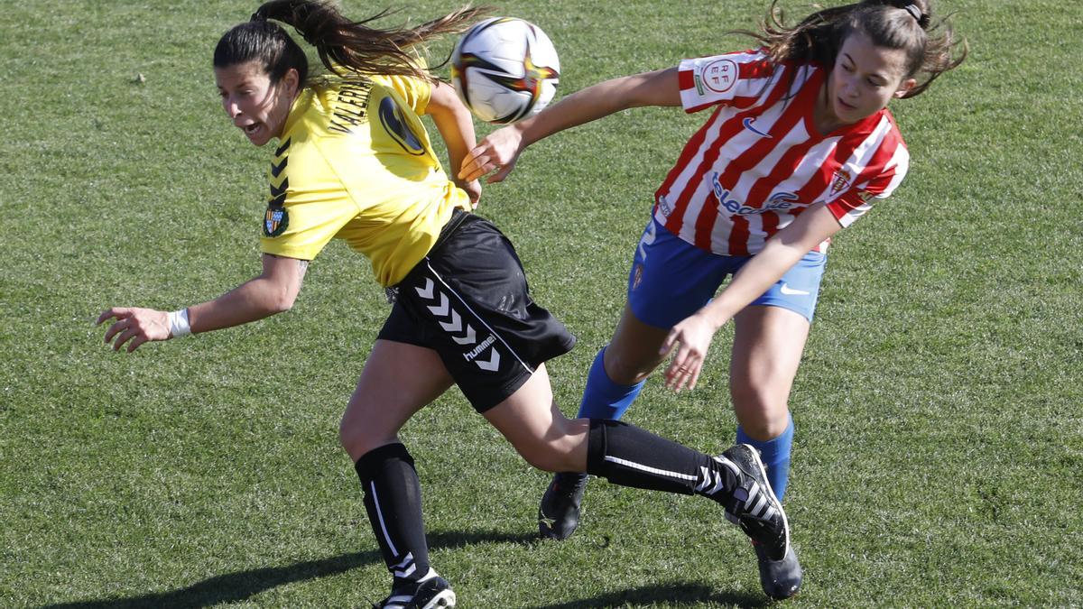 La rojiblanca Alba disputa un balón con una jugadora del Seagull.