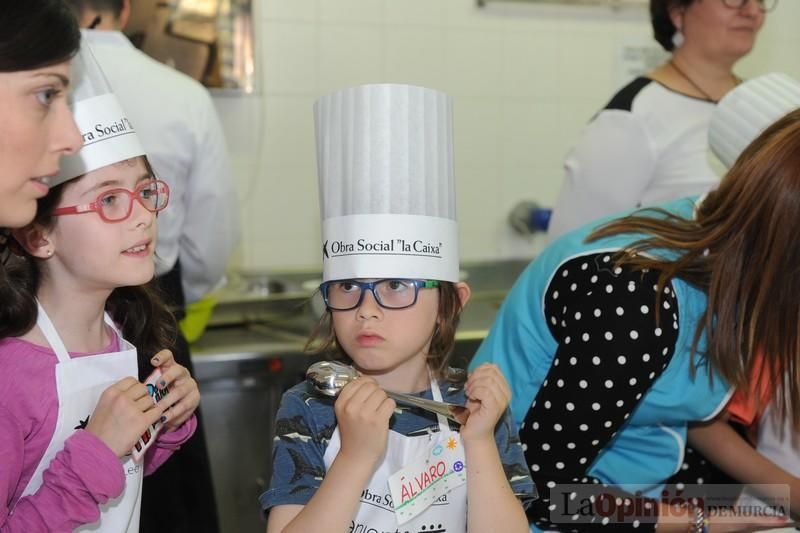 El chef Ángel León imparte en Murcia un taller de cocina para niños con autismo