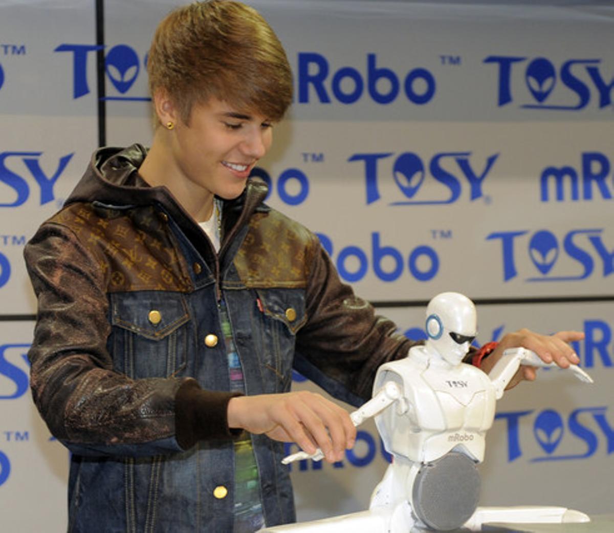 Justin Bieber juga amb un robot a la Fira Consumer Electronics Show (CES), a Las Vegas, Estats Units. Justin Bieber juga amb un robot a la Fira Consumer Electronics Show (CES), a Las Vegas, Estats Units.