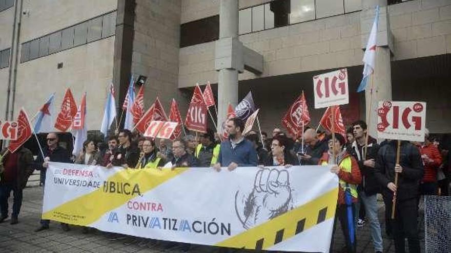 Una imagen de la protesta celebrada ayer en el campus. // Rafa Vázquez