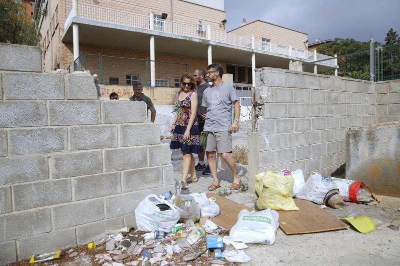 Los políticos visitan la Coma invitados por los vecinos