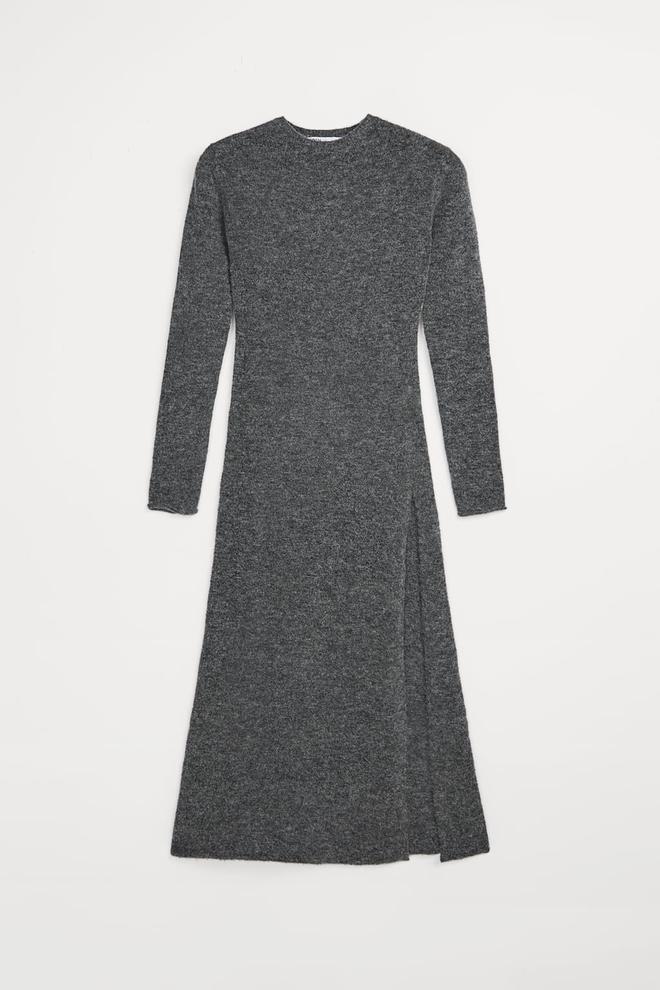 Vestido de punto con abertura, de Zara. (Precio: 49,95 euros)