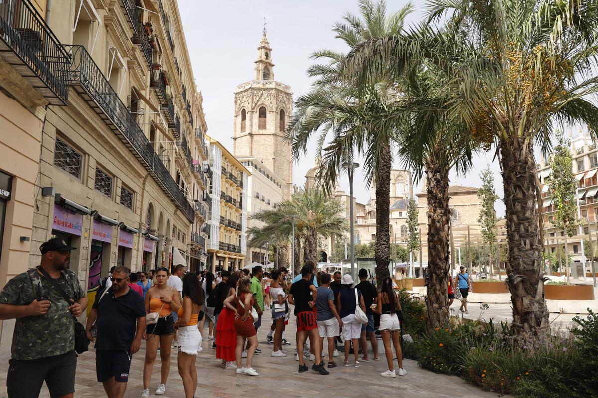 Turistas en el centro de València este verano.