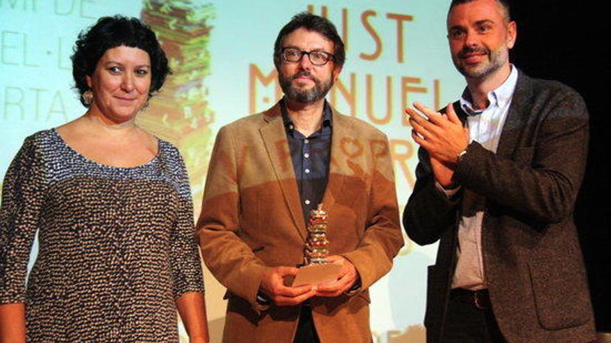 El conseller de Cultura felicita als dos finalistes.