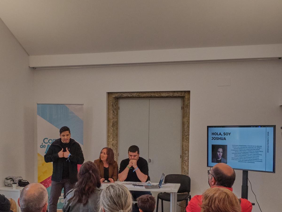 O fotógrafo Joshua Náñez impartindo unha charla sobre fotografía de rúa.