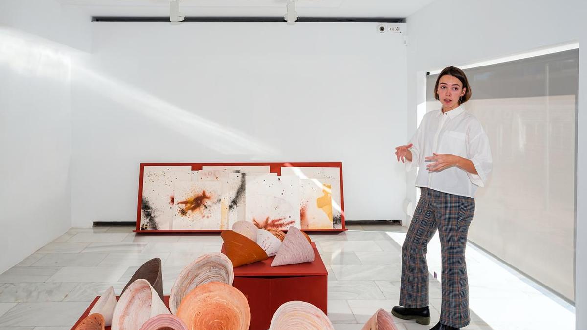 Elisa Cuesta  ante su instalación "Filtrar un mar"