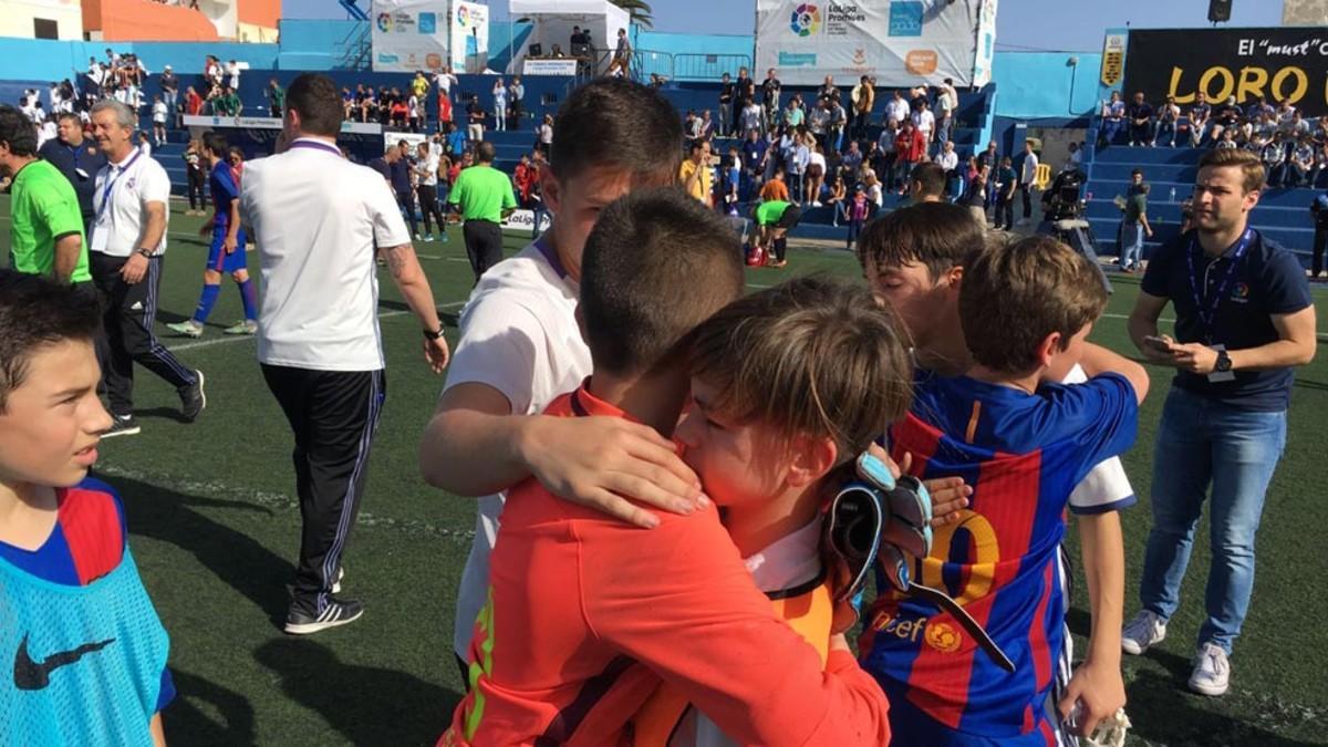 Abrazos entre canteranos del Barça y Madrid al finalizar el encuentro