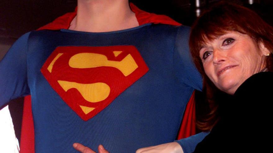 Margot Kidder, amb una estàtua de &#039;Superman&#039;.