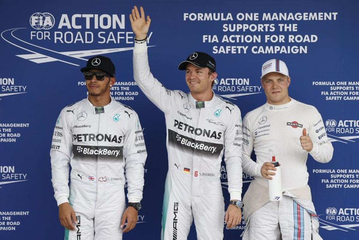 Nico Rosberg, flanquejat per Lewis Hamilton i Valtteri Bottas, celebra la seva ’pole’ de Suzuka. Nico Rosberg, flanquejat per Lewis Hamilton i Valtteri Bottas, celebra la seva ’pole’ de Suzuka.
