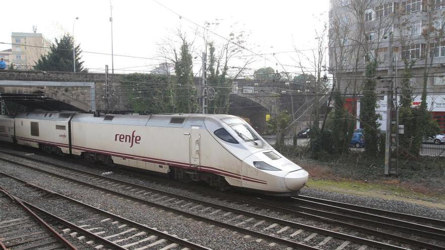 Un tren entra en la estación de ferrocarriles de Ourense.