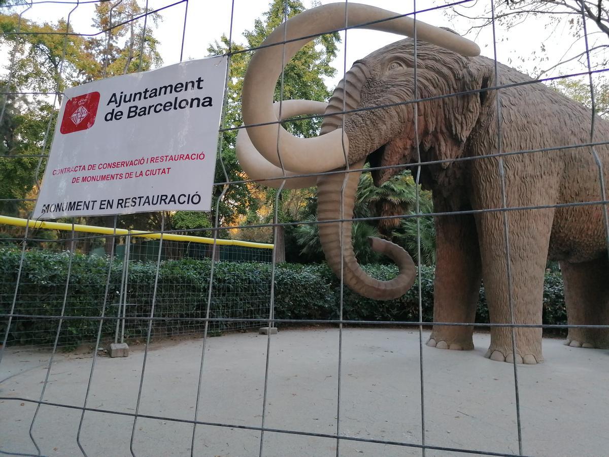 El mamut de la Ciutadella ya reparado, ante de retirar las vallas