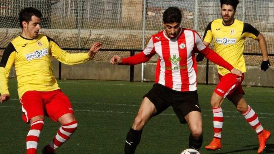 Dos jugadas del derbi provincial disputado ayer en el anexo del Ruta de la Plata.