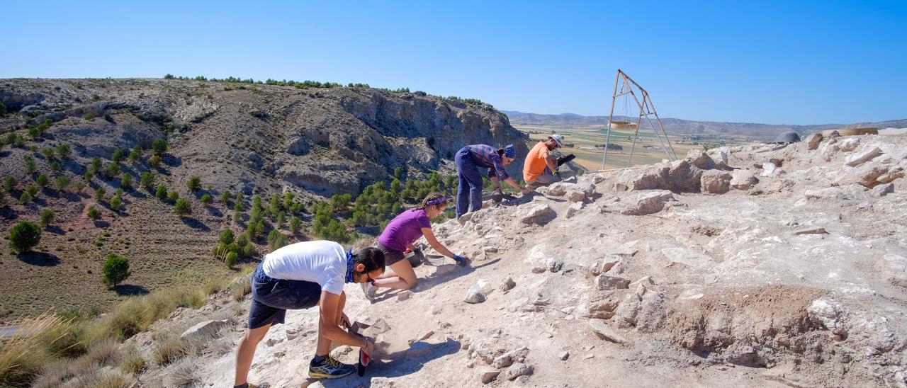 Excavaciones en el yacimiento prehistórico de Villena.
