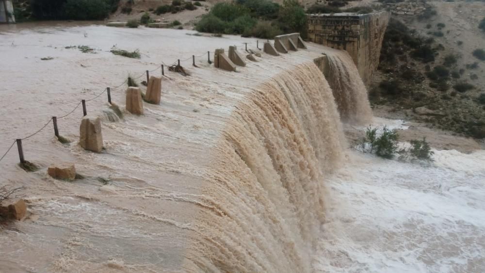 La gran cantidad de agua se debe a que el pantano de Tibi está desbordado y a la lluvia caída en Xixona y La Torre de les Maçanes