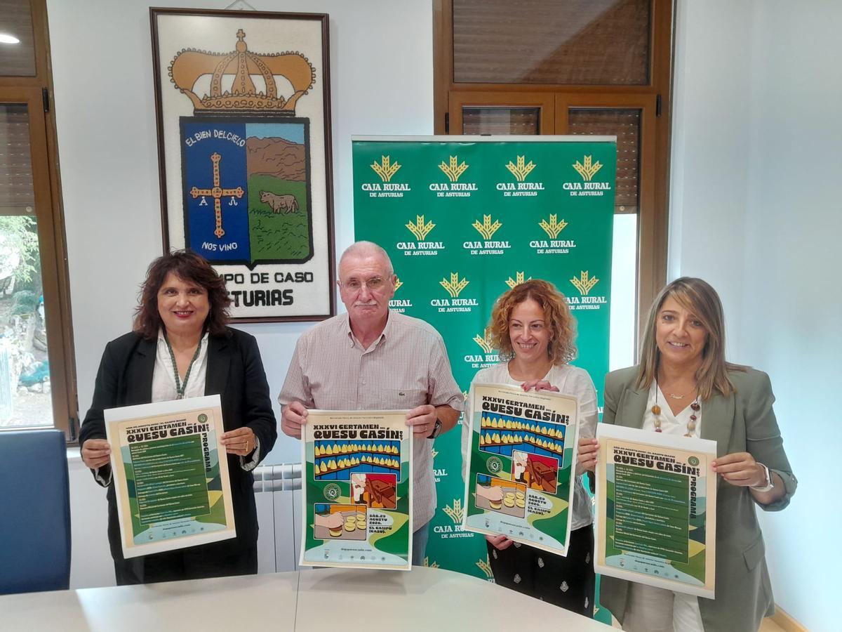 Natalia Lobeto, Miguel Fernández, Charo García y Patricia Bernardo, en el Ayuntamiento de Caso.