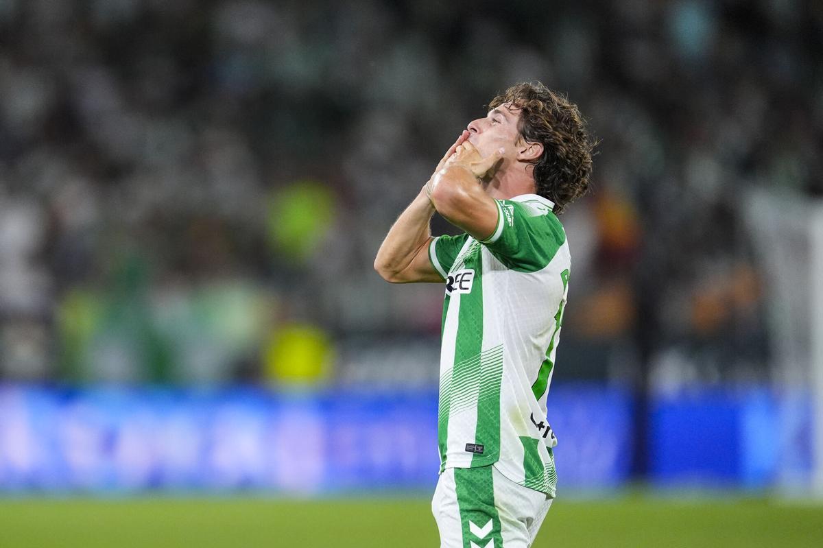 Rodrigo Riquelme celebra su gol en el Betis-Real Sociedad de la jornada 2 de LaLiga en La Cartuja