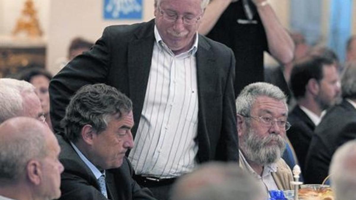 Los líderes de la CEOE, Juan Rosell, de CCOO, Ignacio Fernández Toxo (de pie), y UGT, Cándido Méndez.