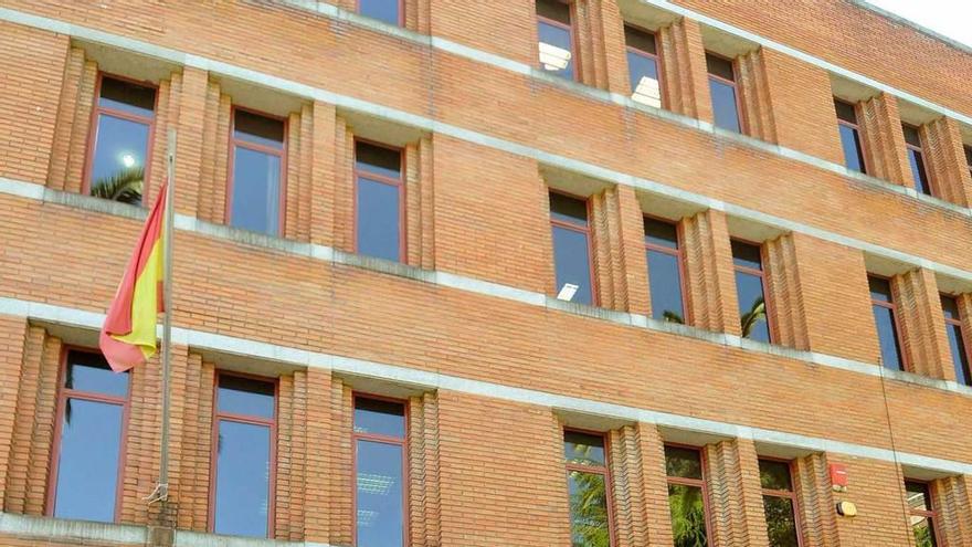 Los trabajadores de Mieres Tubos, a las puertas de los Juzgados.