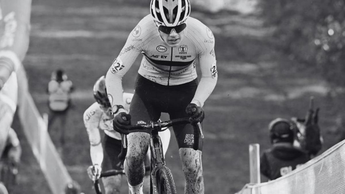 El ciclista belga Miel Dekien en una prueba de ciclocross.