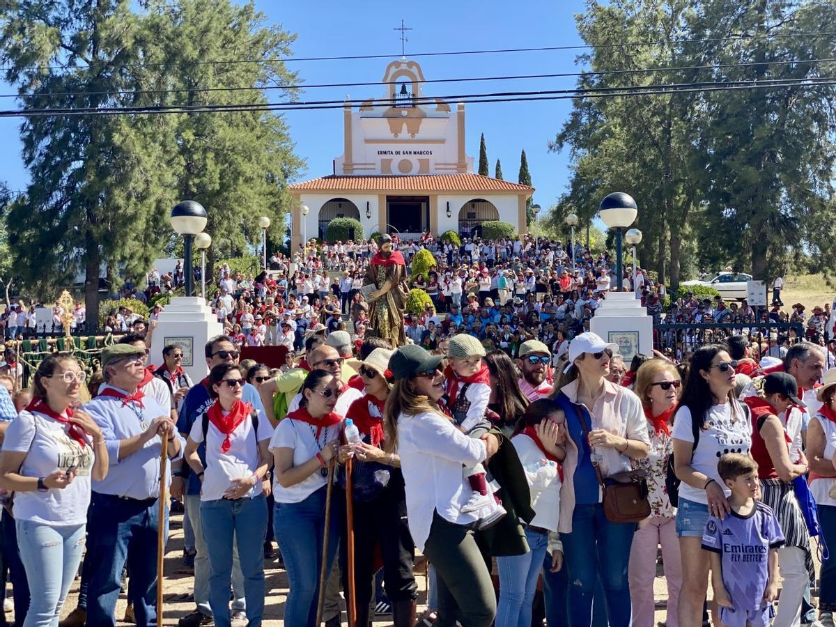 San Marcos a la llegada a la ermita rodeado de gente