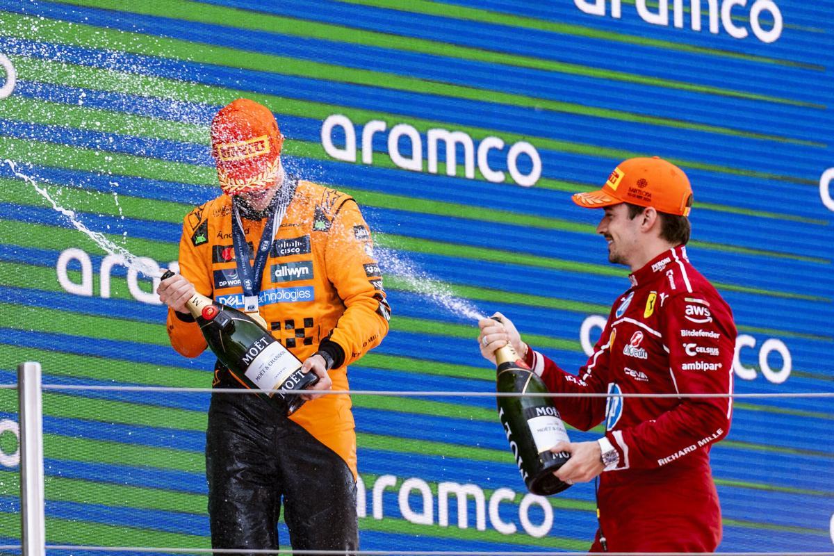 El piloto australiano del equipo McLaren Oscar Piastri y monegasco del equipo Ferrari Charles Leclerc, primer y tercer clasificado, en el podio del GP de Fórmula Uno, en el circuito de Barcelona-Catalunya de Montmeló.