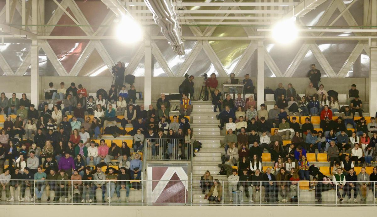 La afición valenciana apoyó al Léleman en el Nou Moles