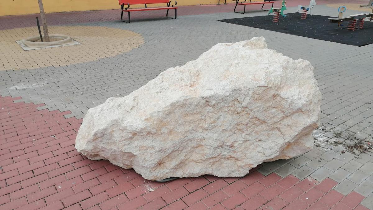 Trozo del monumento, tras ser vandalizado.