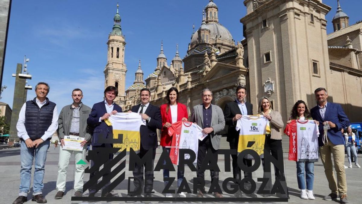 Foto de familia de los organizadores e instituciones en la plaza del Pilar tras la presentación del maratón.