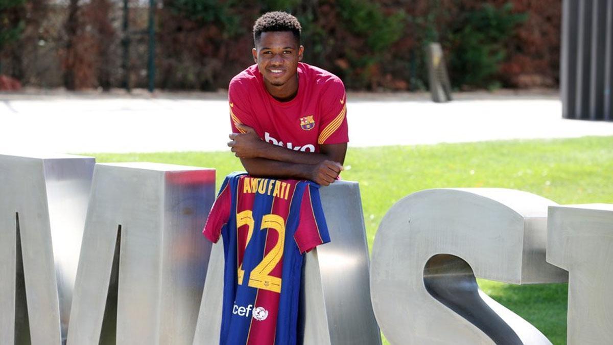 Ansu Fati, frente a la actual Masia, el Centro de formación Oriol Tort