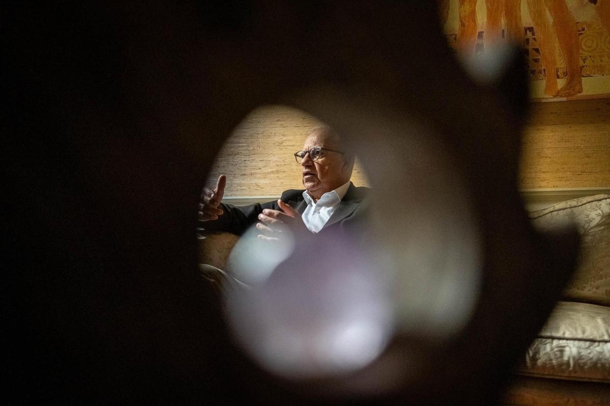 Casimiro Curbelo durante la entrevista en una sala del Parlamento de Canarias.