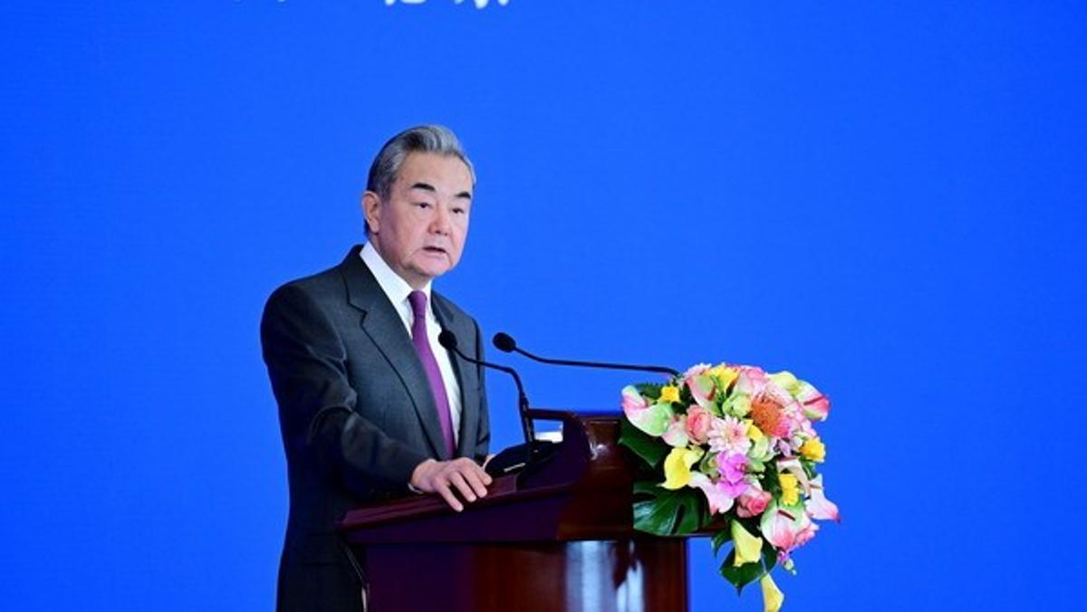 Discurso Principal de S.E. Wang Yi en el Simposio sobre la Situación Internacional y las Relaciones Exteriores de China