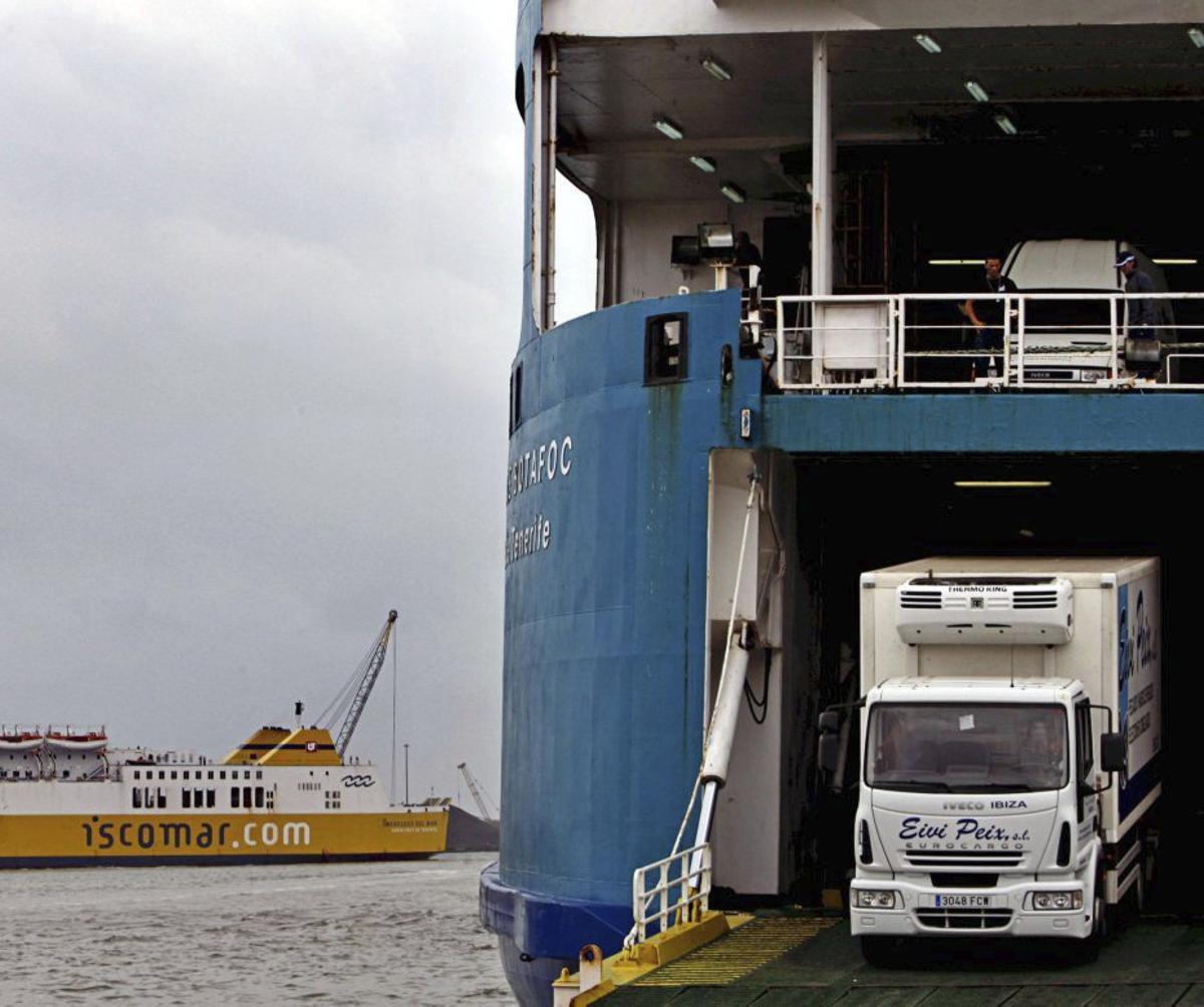 Un ferri procedente de Balears en el puerto de Valencia. | BIEL ALINO
