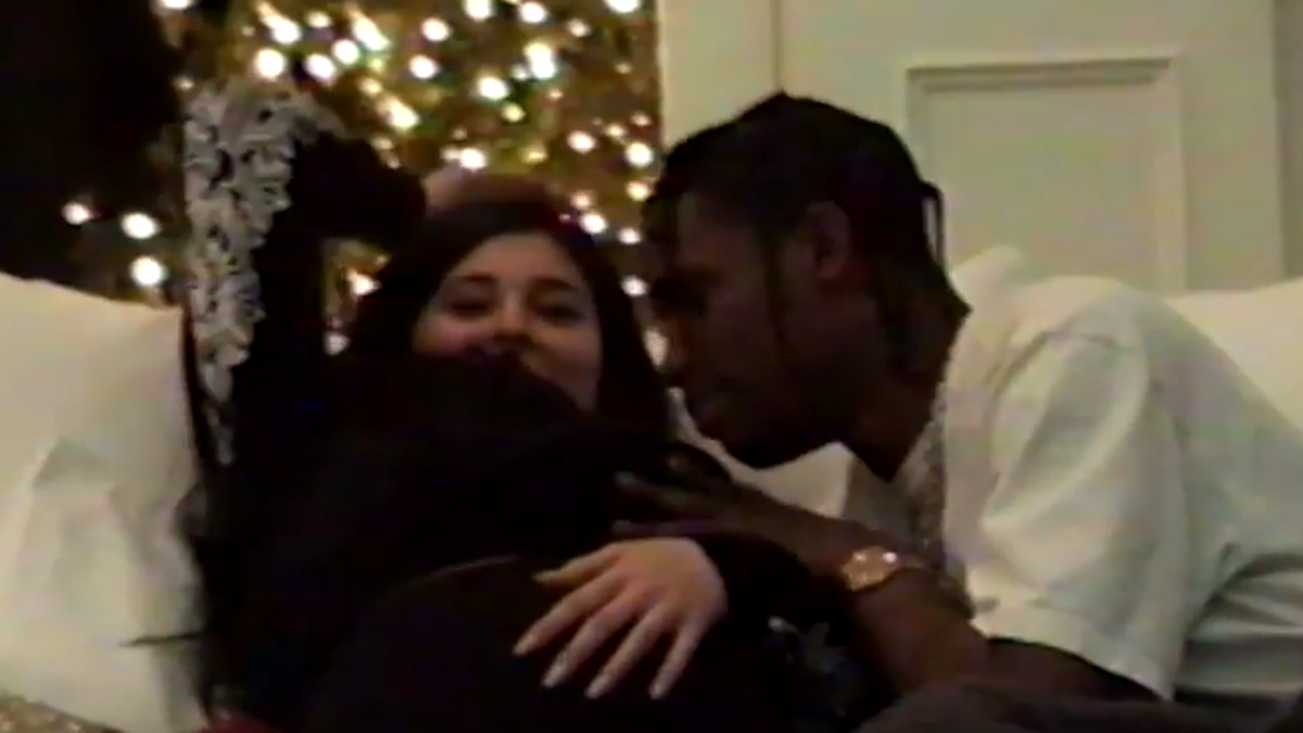 Travis y Kylie muy cariñosos